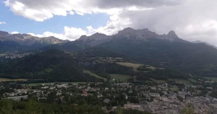 App Vue Montagne Barcelonnette Proche Piscine Rando Riviere Nature Luaran gambar